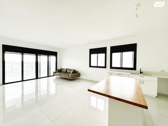 גג/ פנטהאוז, אור עקיבא