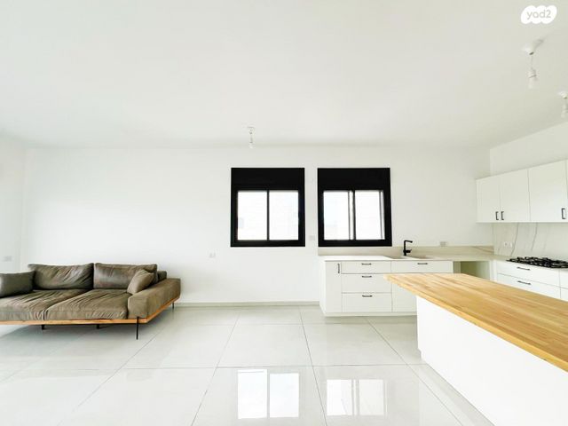 גג/ פנטהאוז, אור עקיבא