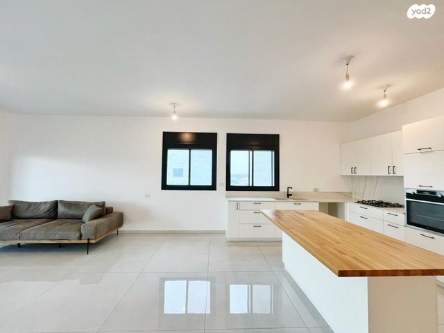 גג/ פנטהאוז, אור עקיבא