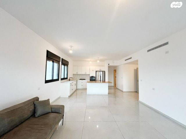 גג/ פנטהאוז, אור עקיבא