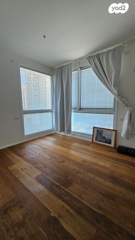 דירה, אהוד מנור, נתניה