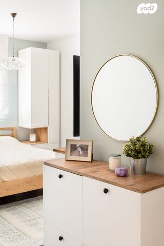 דירה, צור יצחק