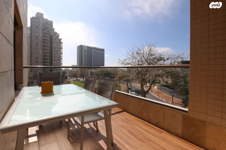 דירה, פייר קניג, נתניה