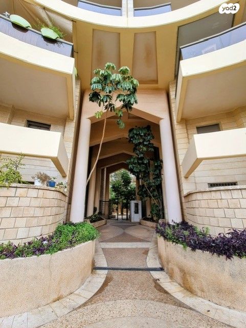 דירה, הפרחים, רעננה