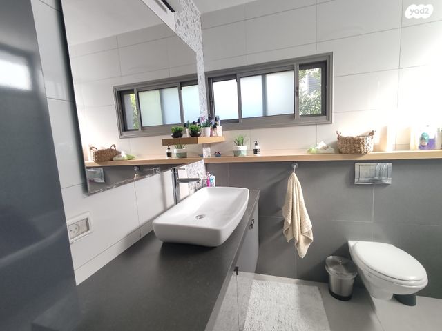 דו משפחתי, אורנית