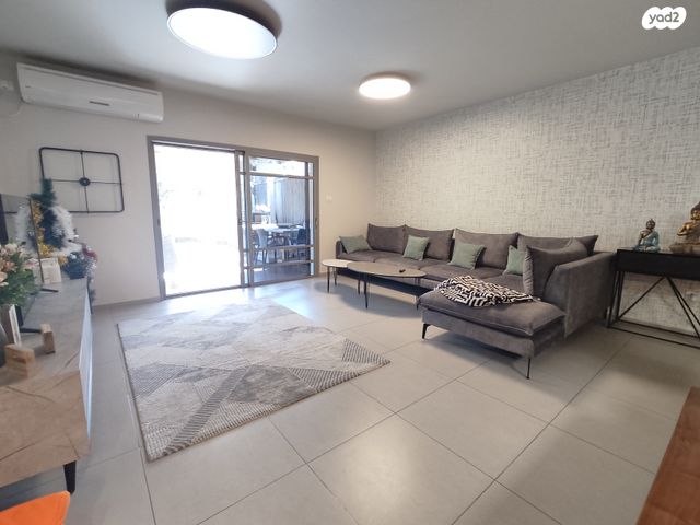 דו משפחתי, אורנית