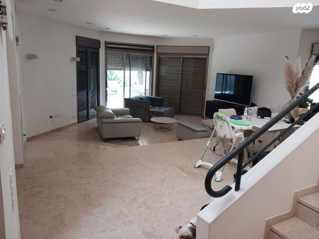 דו משפחתי, קיסריה