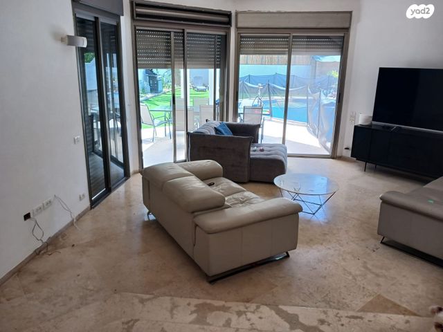 דו משפחתי, קיסריה