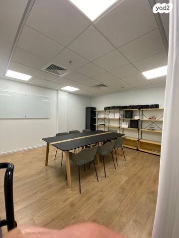 מחסנים, קיסריה