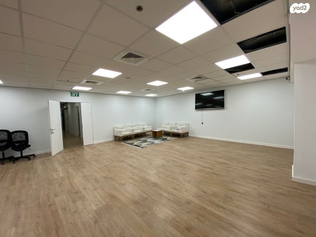 מחסנים, קיסריה