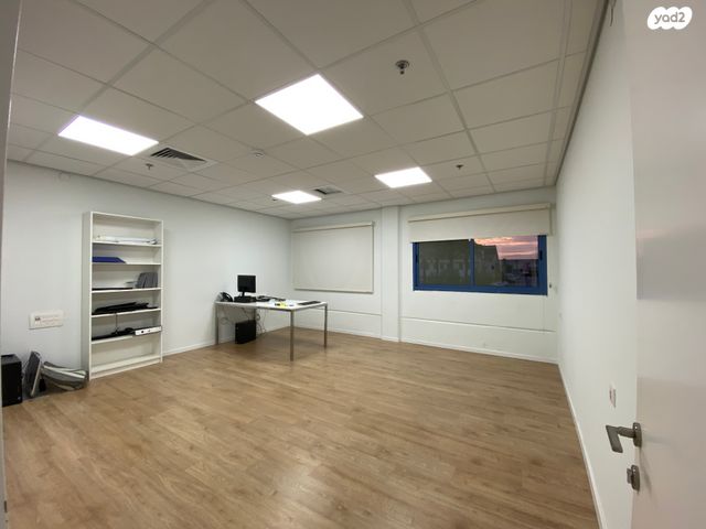 מחסנים, קיסריה