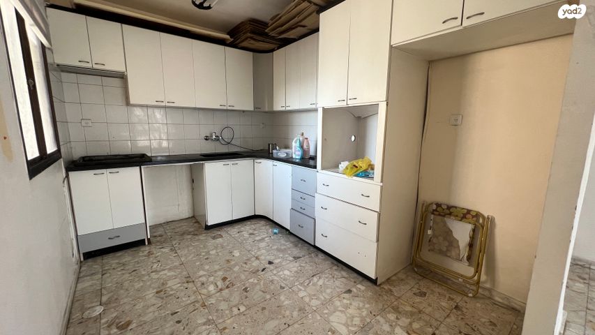 דירה, אורי צבי גרינברג, בן גוריון, חולון