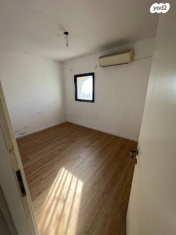 דירה, אורי צבי גרינברג, בן גוריון, חולון