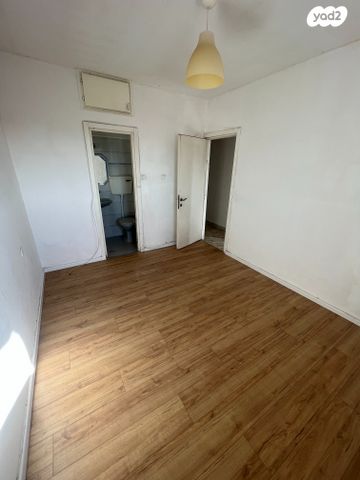 דירה, אורי צבי גרינברג, בן גוריון, חולון