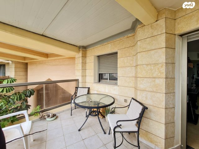 דירה, הפרחים 15, רעננה