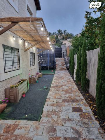 דו משפחתי, נעלה