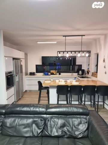 דו משפחתי, נעלה