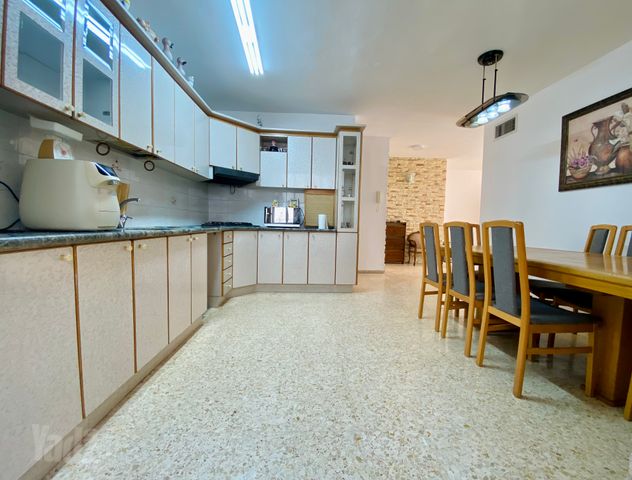 מודעת נכס, שדרות גלוסקין, ב' / צפון מערב העיר, רחובות