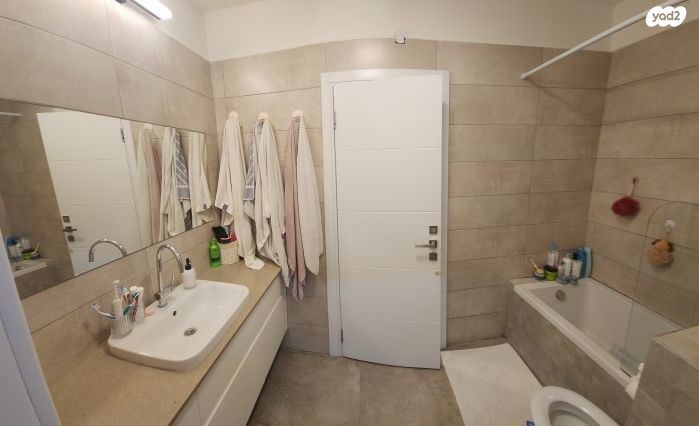 דירת גן, אורנית