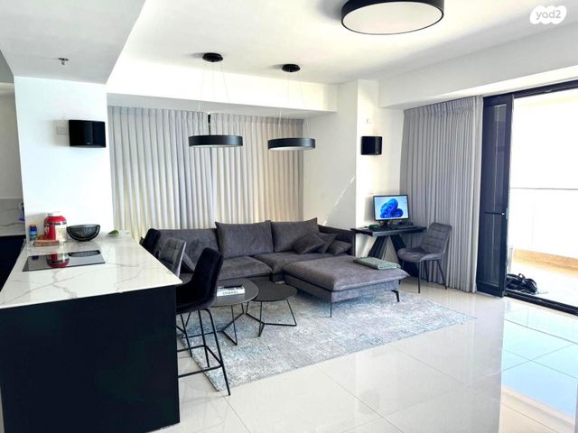 דירה, יצחק שדה, בת ים