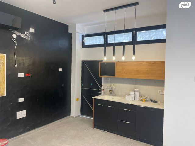 חנויות/ שטח מסחרי, שדרות רש"י 2, קיבוץ גלויות, קרית מלאכי