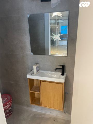 חנויות/ שטח מסחרי, שדרות רש"י 2, קיבוץ גלויות, קרית מלאכי