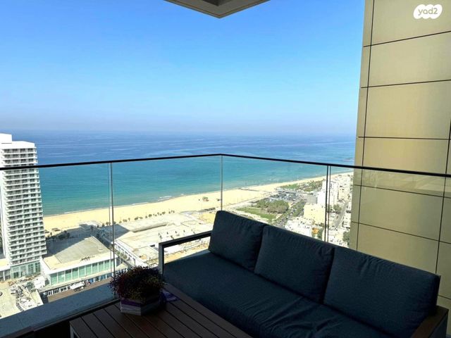 דירה, יצחק שדה, בת ים