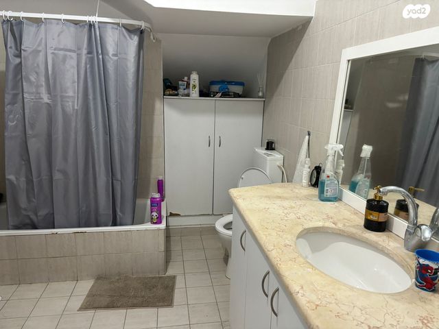 דו משפחתי, אורנית