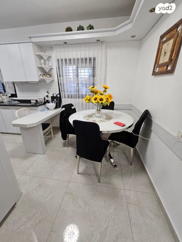 גג/ פנטהאוז, מקס נורדאו, בת ים