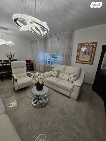 גג/ פנטהאוז, מקס נורדאו, בת ים