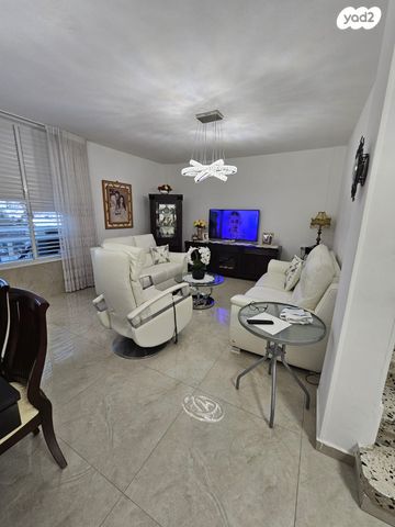 גג/ פנטהאוז, מקס נורדאו, בת ים