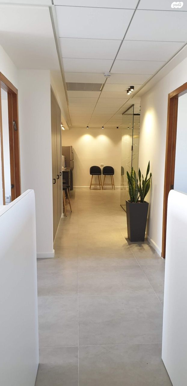 משרדים, יגאל אלון, ביצרון ורמת ישראל, תל אביב יפו