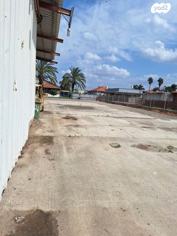 מחסנים, שדה עוזיהו