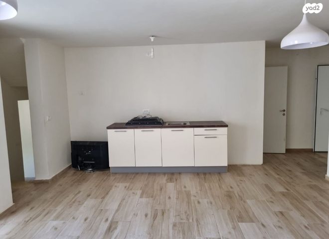 דו משפחתי, תל מונד