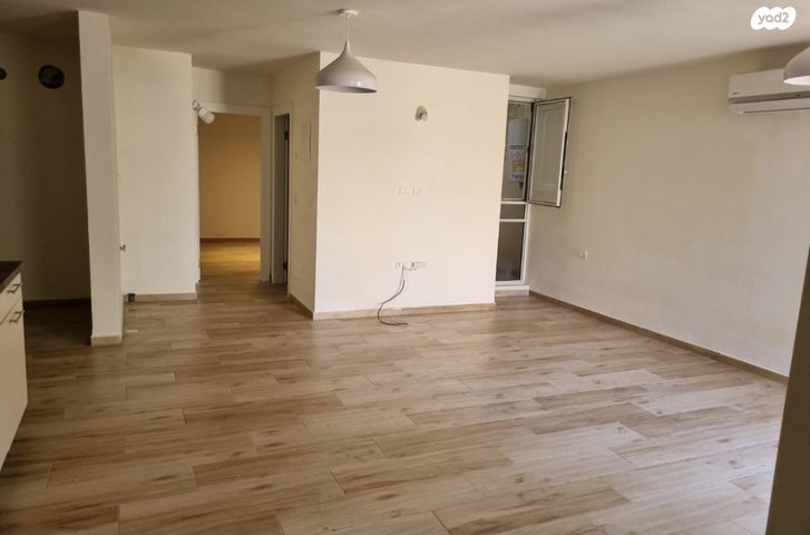 דו משפחתי, תל מונד