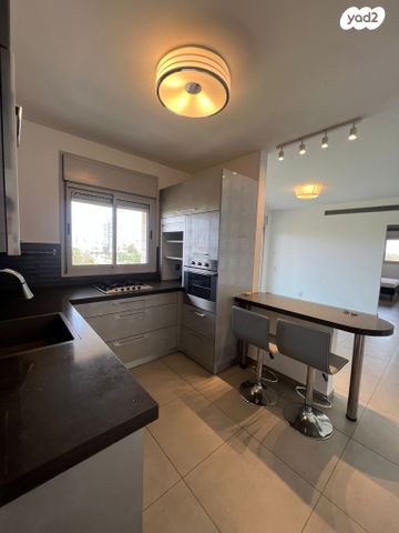 דירה, הרב יעקב טראב, עזרא, הארגזים, תל אביב יפו