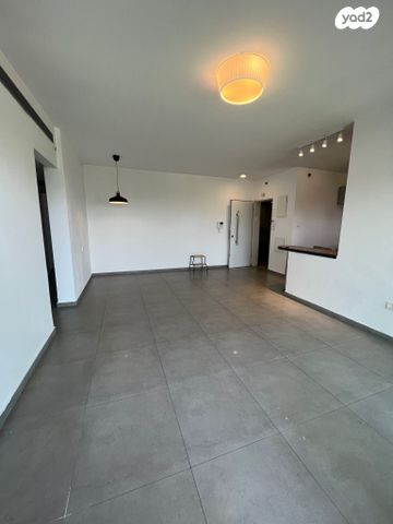 דירה, הרב יעקב טראב, עזרא, הארגזים, תל אביב יפו