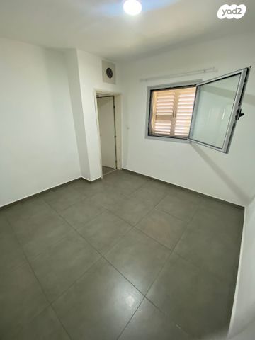 דירה, הרב יעקב טראב, עזרא, הארגזים, תל אביב יפו