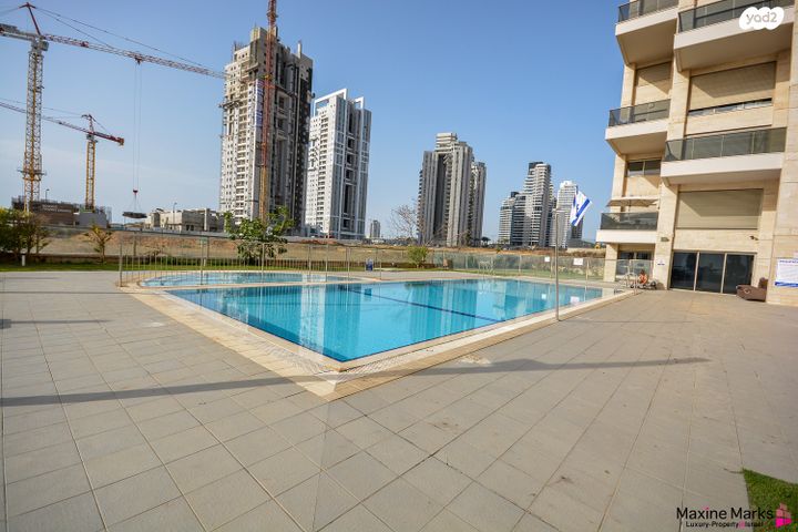 דירה, אהוד מנור, נתניה