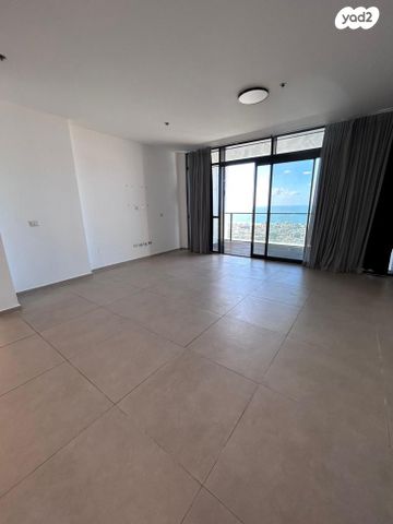 דירה, הרב ניסנבאום 37, בת ים