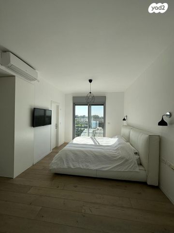 דירה, הרצליה