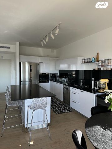 דירה, הרצליה