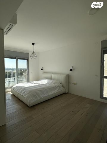 דירה, הרצליה