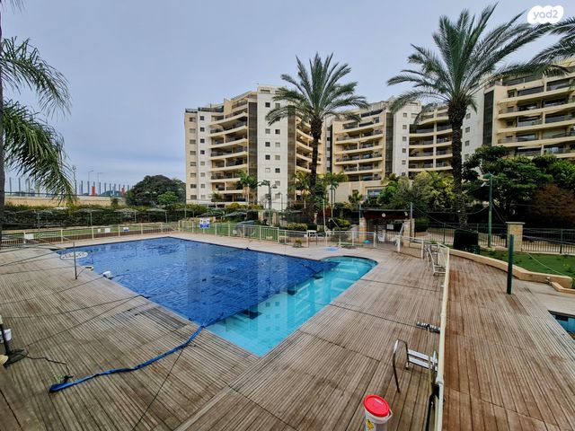 דירה, הפרחים, קרית הפרחים - 2005, רעננה