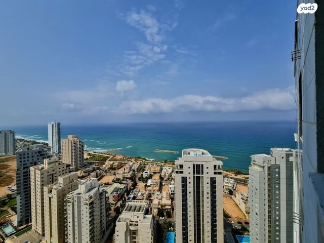 גג/ פנטהאוז, אמנון ליפקין שחק 1, נתניה