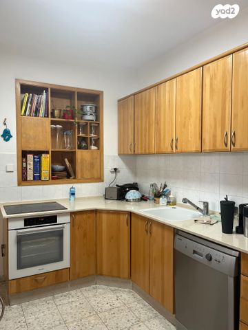 דירת גן, השיקמה, מעלה אדומים