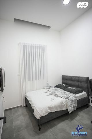 גג/ פנטהאוז, נתיבות