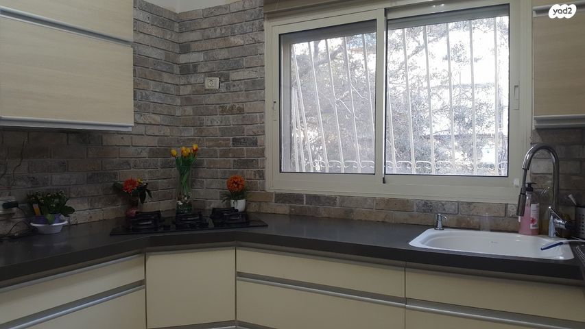 דירה, שדרות טרומפלדור 8, נווה שאנן, חיפה