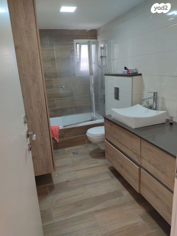 דירה, שדרות טרומפלדור 8, נווה שאנן, חיפה