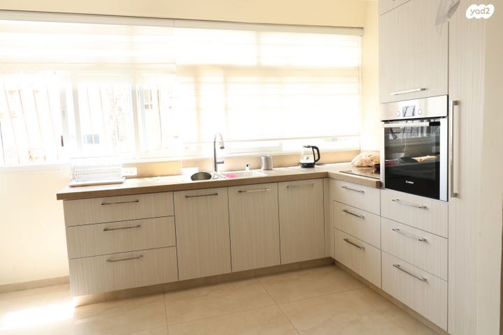 דירה, הרב עוזיאל, ירושלים